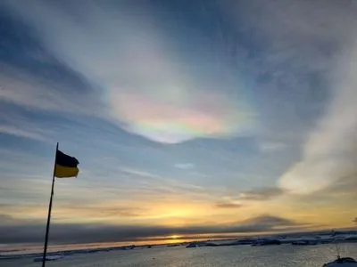 "Мечта всех метеорологов": украинские полярники показали уникальные перламутровые облака