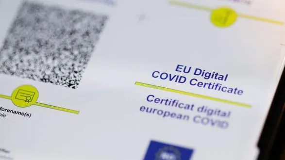Країни ЄС продовжили дію сертифікату COVID-19 на тлі зростання кількості випадків