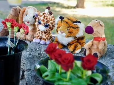 В Кременчуге к ТЦ сносят цветы и детские игрушки в память о жертвах российского удара