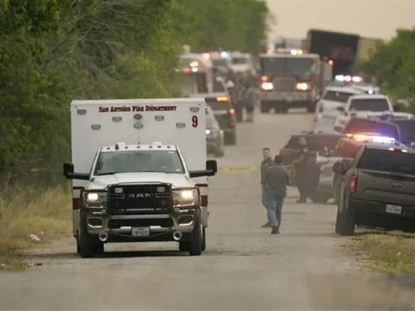 В США в брошенной фуре обнаружили тела 46 мигрантов