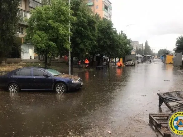 Підтоплені вулиці, повалені дерева і потрощені авто: рятувальники показали наслідки негоди у Києві