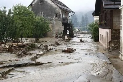 Зсуви, спричинені зливами, заблокували кілька селищ в західній Австрії