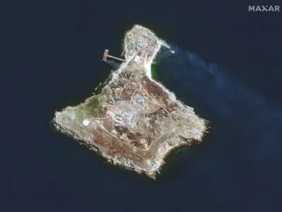 Тікаючи з острова Зміїний, окупанти знищували військову техніку, документацію та майно