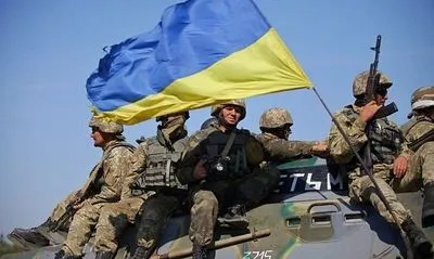 Украинские десантники успешно жгут рашистов: на видео попало уничтожение колонны авто с боекомплектом