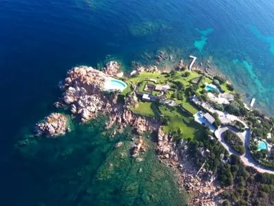 110 миллионов долларов, 25 комнат и огромный бассейн: в сети появилось видео виллы на Сардинии, принадлежащей российскому олигарху
