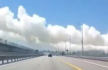 Над Крымским мостом заметили густой дым