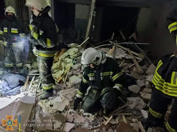 Ракетний удар по Одещині: пошук тіл у 9-поверхівці завершили, під завалами на базі відпочинку можуть бути люди