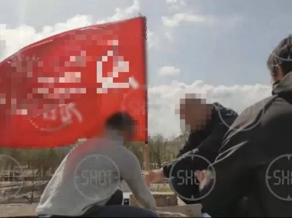 Установили флаг СССР в захваченной Новой Каховке: трем жителям Херсонской области объявили подозрение