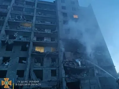 Обстрелы Одесщины: в результате попадания в многоэтажку погибли 14 человек, пострадали 30. На базе отдыха пострадавший и 3 жертвы, из них 1 ребенок