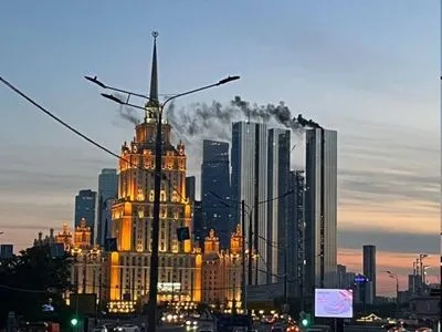 В Москве горит крыша высотки Capital Towers возле Москва-Сити