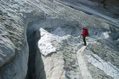 Четыре человека погибли после того, как обломок альпийского ледника упал на туристов