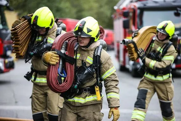 80 пожарных тушат 17-этажный жилой дом в Лондоне