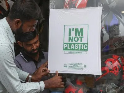 Індія вводить часткову заборону на використання одноразового пластику