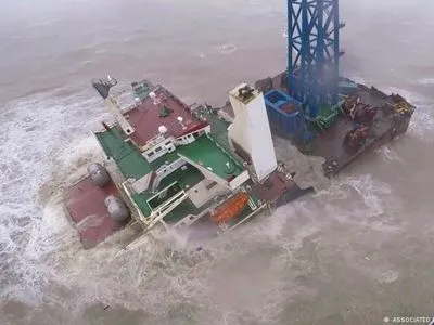 У берегов Китая тайфун вызвал кораблетрощу