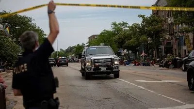 6 людей убито, 24 серйозно поранено внаслідок масової стрілянини на параді в США. Підозрюваний на волі
