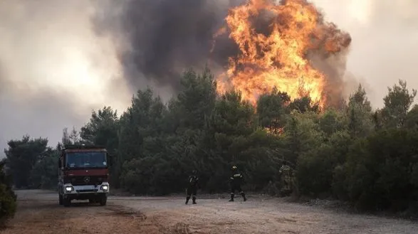 Лісова пожежа вирує на північ від Афін, одне місто евакуйовано