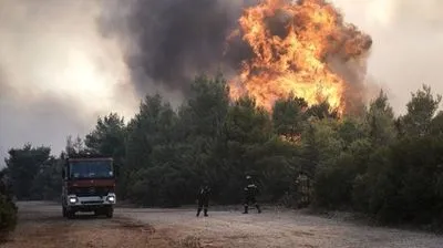 Лісова пожежа вирує на північ від Афін, одне місто евакуйовано