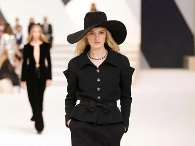 Chanel провели показ мод осень-зима 2022/23 в Париже