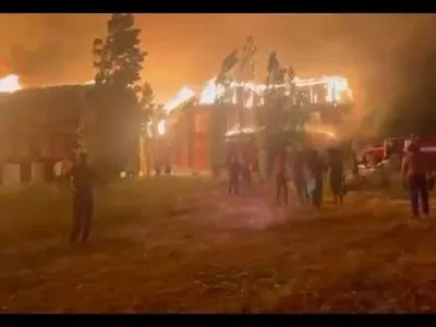 У Казахстані вспалахнула велика пожежа: загорілися 4 бази відпочинку, є постраждалі