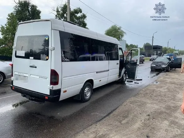 Мікроавтобус та легковик зіштовхнулись на Київщині, є потерпілі