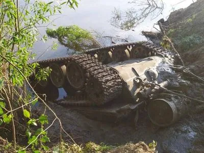 На Чернігівщині з річки витягнули два російські танки і п'ять "законсервованих" орків