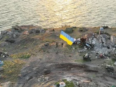 На Зміїному знову майорить прапор України