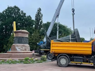 В Переяславе снесли монумент 300-летию воссоединения с россией