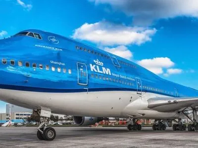 Авиакомпания KLM из-за нехватки персонала отменяет сотни авиарейсов в сезон отпусков