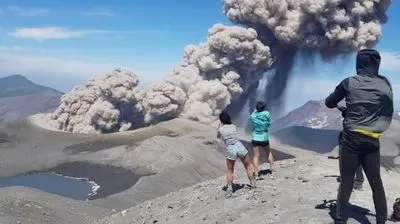 На Курильських островах вулкан Ебеко викинув стовп попелу заввишки понад 3 км