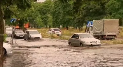 В оккупированном Мариуполе после дождей улицы утопают в нечистотах