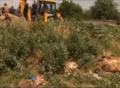 Окупанти у Маріуполі розпочали ексгумацію першого масового поховання: що відомо