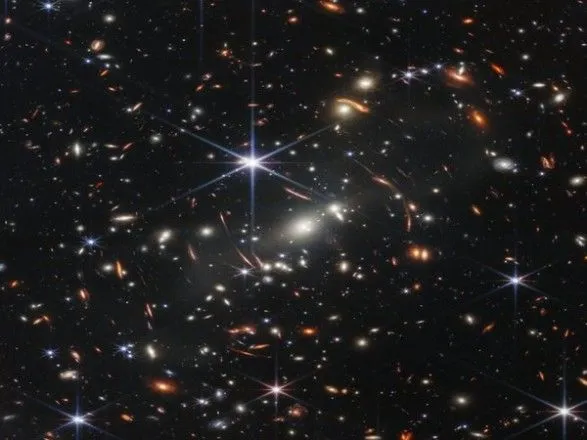 Байден опублікував перші знімки далеких галактик з телескопу "Джеймс Вебб"
