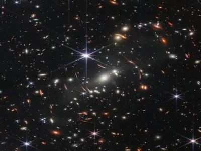 Байден опублікував перші знімки далеких галактик з телескопу "Джеймс Вебб"