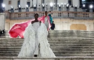 Модный скандал: Dior потребовал от Valentino 100 тыс. евро