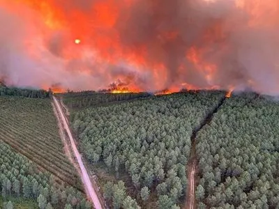 Тисячі туристів евакуйовано з південного заходу Франції через лісові пожежі