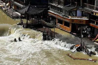 Спека та повінь забрали життя більше десятка людей у Китаї