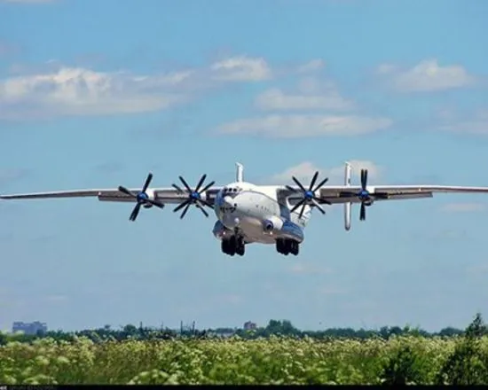 У білорусі на військовому аеродромі помітили найбільший турбогвинтовий транспортний літак: належить вкс рф