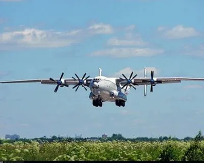 У білорусі на військовому аеродромі помітили найбільший турбогвинтовий транспортний літак: належить вкс рф
