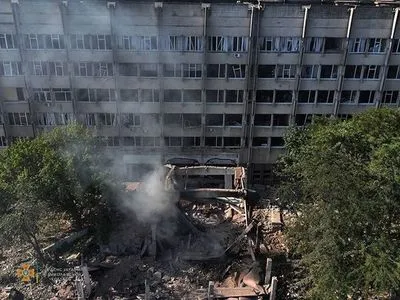Атака на Миколаїв: рятувальники і мер показали фото наслідків ракетного удару по університетах