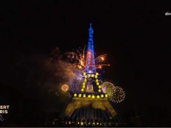 У Парижі під час святкування Дня взяття Бастилії Ейфелеву вежу підсвітили кольорами українського прапора