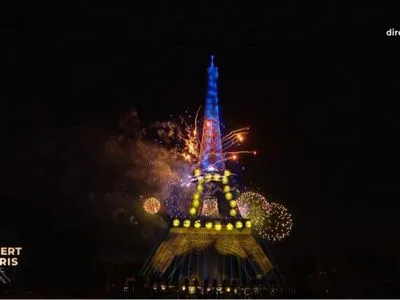 У Парижі під час святкування Дня взяття Бастилії Ейфелеву вежу підсвітили кольорами українського прапора