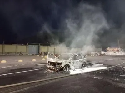 Ворожий обстріл Дніпра: згоріло 2 автомобілі, ще майже 10 пошкоджено