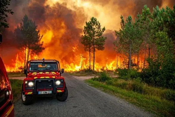 Огонь сжег 10 тысяч гектаров леса на юго-западе Франции