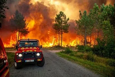 Вогонь спалив 10 тисяч гектарів лісу на південному заході Франції