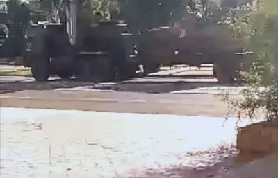 Везуть призовників на КАМАЗах: повз Маріуполь фіксують рух рашистської військової техніки
