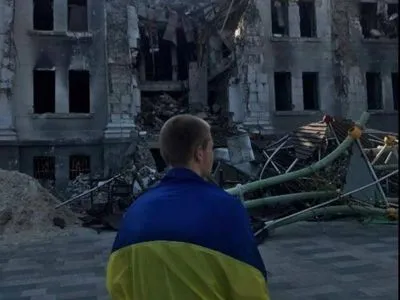 Зеленский прокомментировал поступок парня, вышедшего на улицы оккупированного Мариуполя с флагом Украины