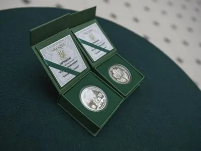 В Украине выпустили памятные монеты "Ой, у лузі червона калина"