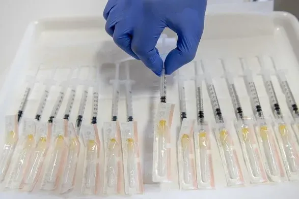 Чехія починає пропонувати дорослим четверту ін'єкцію від коронавірусу