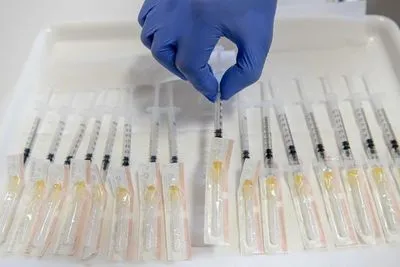 Чехия начинает предлагать взрослым четвертую инъекцию от коронавируса