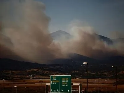 Біля грецької столиці Афіни вирує пожежа, евакуювали два района міста
